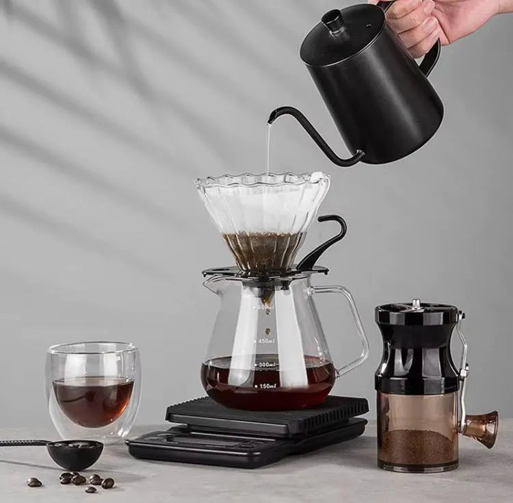 Kit de Café V60 Portátil 9 Piezas – Molino Manual, Báscula con Temporizador, Tetera Cuello de Ganso y Estuche de Viaje